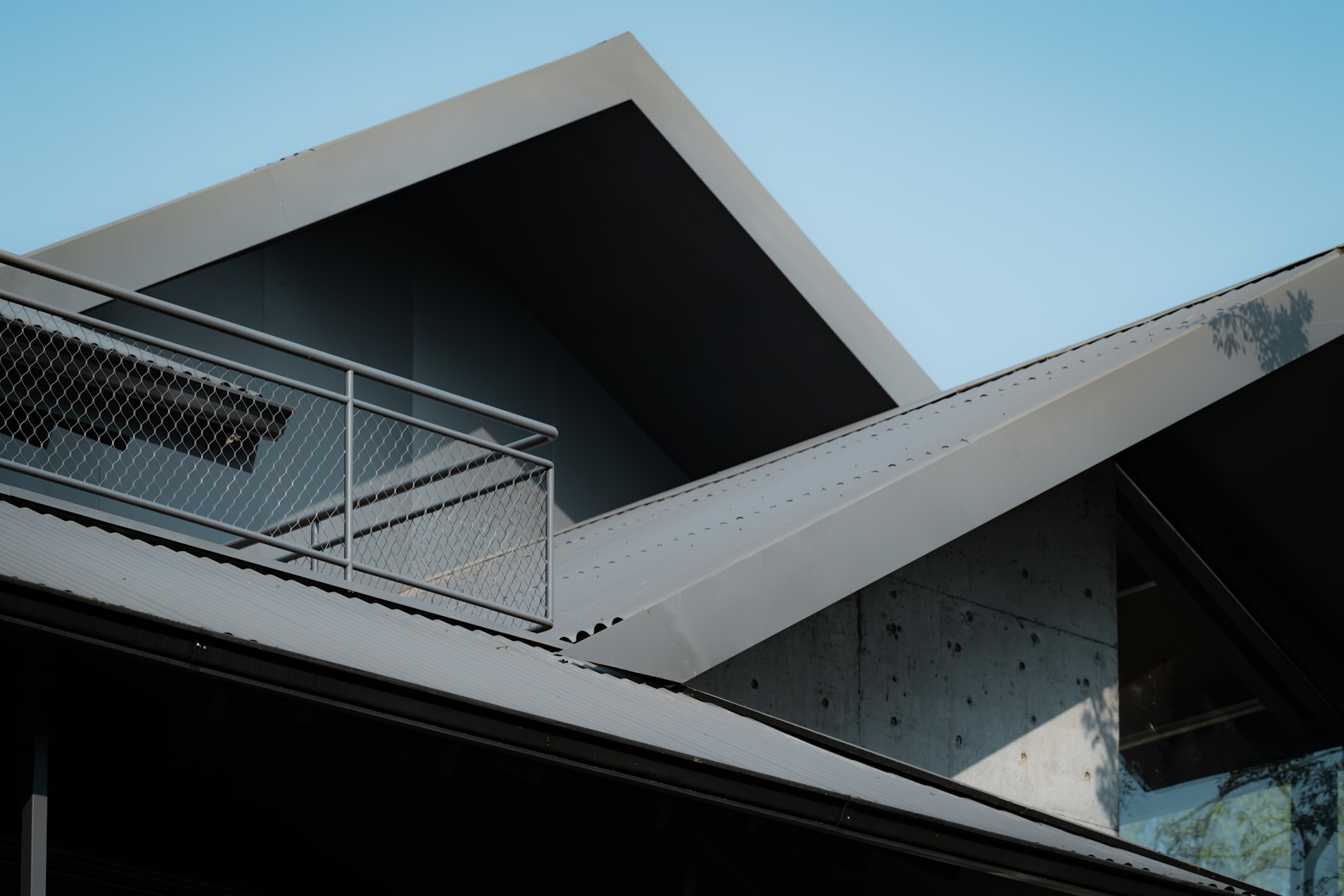 Blechdach auf Mehrparteienhaus im Bezirk Imst